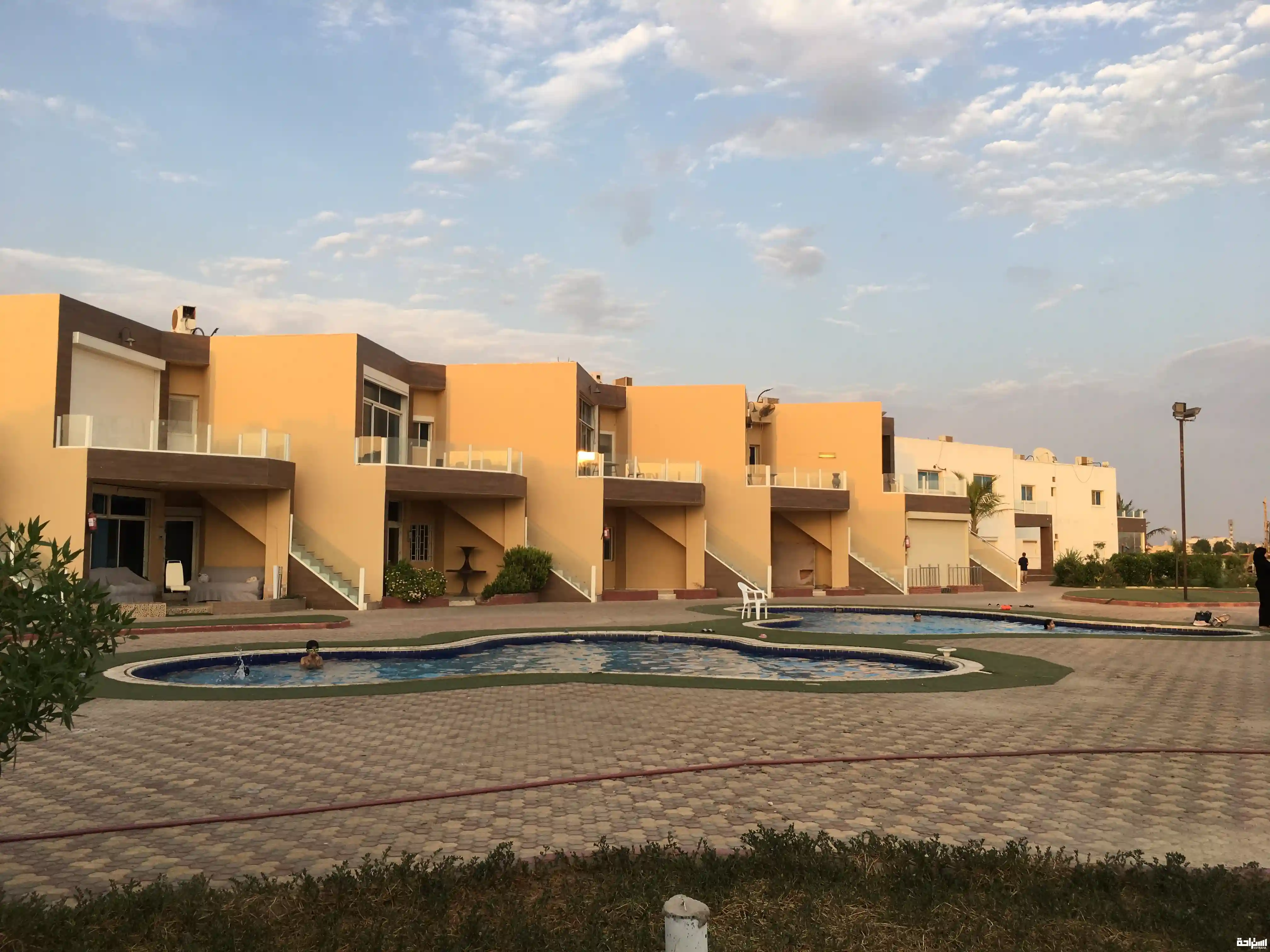 أرض السعادة 